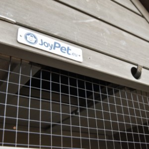 The sleeping compartment of wall aviary Matty Large is lockable