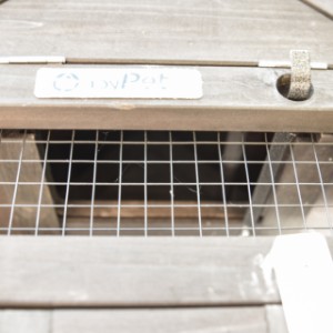 Wall aviary Matty Small is provided with a lockable sleeping compartment
