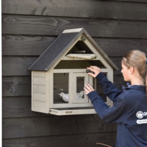 For added convenience, the Wall Aviary Matty Small features a door, a flap, and a sliding tray