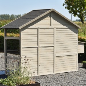 The chickencoop Holiday Large is provided with a wooden backside