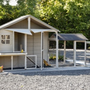 The chickencoop Holiday Large has many openings