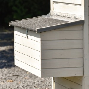 The chickencoop Holiday Large has the possibility to connect a laying nest