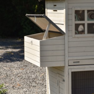 The laying nest of the chickencoop Holiday Large has a hinged roof