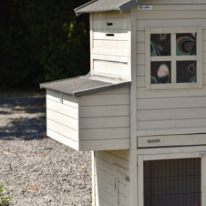 The chickencoop Holiday Large is provided with a laying nest