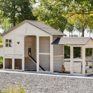 The chickencoop Holiday Large ist suitable for 6 à 10 chickens