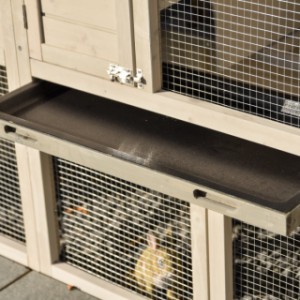 The sleeping compartment of guinea pig hutch Annemieke is provided with a tray, to clean the hutch very easily