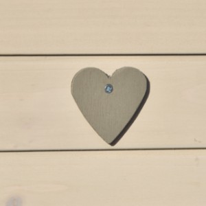 The guinea pig hutch Annemieke is provided with a wooden heart