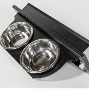 The rotatable feeding system is provided with 2 pots