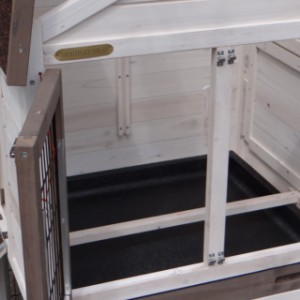 The sleeping compartment of guinea pig hutch Prestige Small is provided with a removable perch