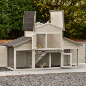 The rabbit hutch Annemieke has large doors