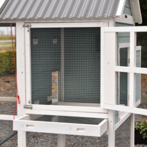 The mesh door in the sleeping area of chicken coop Alexia allows for good ventilation.