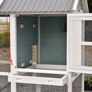 The mesh door of chicken coop Alexia can be opened for a thorough cleaning of the sleeping area.