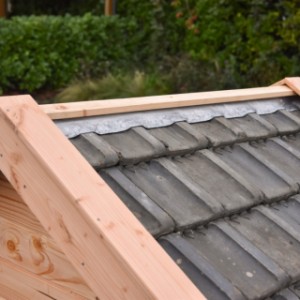 Thanks to the ridge batten with lead, the roof of the Turbo doghouse is waterproof.