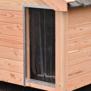 You can order an additional slatted door for the opening of the Turbo doghouse