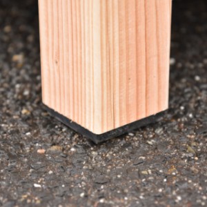 Under the feet of the Turbo doghouse there are plastic blocks that protect against rising moisture