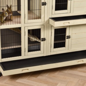 With its handy plastic sliding trays, rabbit cage Bobby is easy to clean.