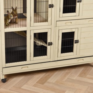 With its handy plastic sliding trays, rabbit cage Bobby is easy to clean.