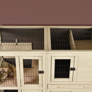 The mesh roof of rabbit cage Bobby can be opened on the right side.