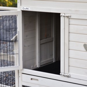 The sleeping compartment of the chickencoop Prestige Large is lockable