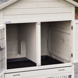 In the night house of the Prestige Medium rabbit hutch, the rabbits can rest sheltered.