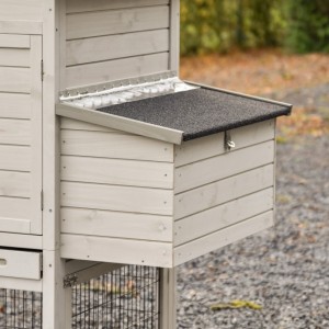 The nesting box of the Prestige Medium has an easy lock so the flap cannot open accidentally.