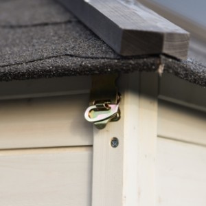 The roof of Ambiance Large is secured with 2 latches