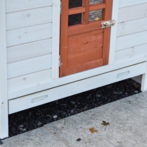 Chickencoop Ambiance Large has a pull-out plastic tray