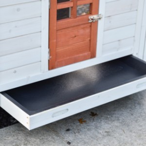 Thanks to the plastic slide-out tray, the Ambiance Large chicken coop is easy to clean