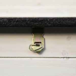 The roof of the nesting box of Ambiance Large is secured with a latch