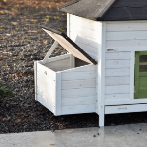 The nesting box of the Ambiance Large has a convenient flap