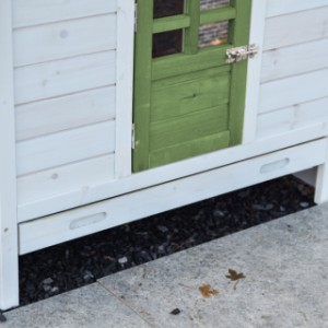 Ambiance Large has a pull-out plastic tray