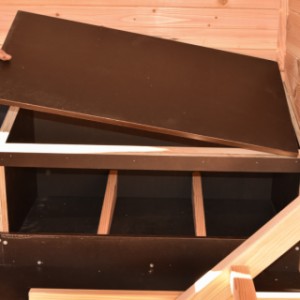 The roof panel of the nesting box is fully removable.