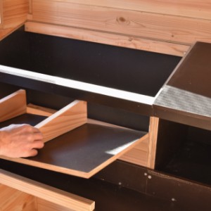 The floor panel of the nesting box is fully removable.