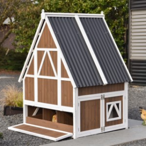 At the back of chicken coop Pip there is a convenient hatch, making it easy to collect the eggs from the nesting box