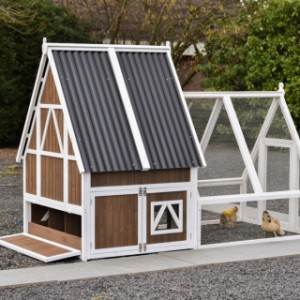 At the back of chicken coop Pip there is a convenient hatch, making it easy to collect the eggs from the nesting box