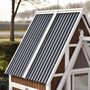 The roof of chicken coop Pip is made of plastic corrugated sheets