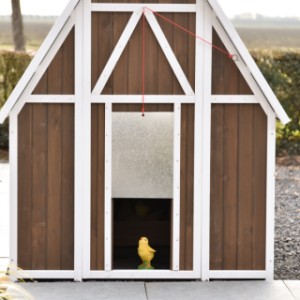 The aluminium hatch is easy to open and close using a rope