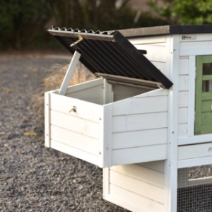 The roof of the nesting box stays easily open with the support latch