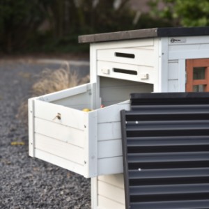 The roof of the laying nest can be easily removed