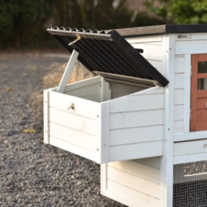 The roof of the nesting box stays easily open with the support latch