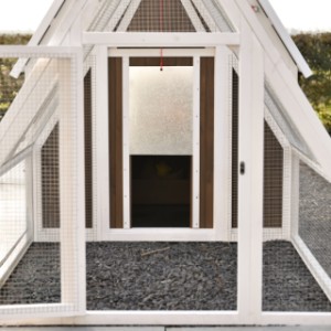 The aluminium hatch is easy to open and close using a rope