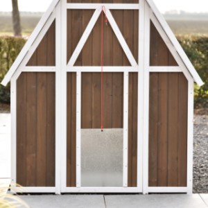 The aluminium hatch is easy to open and close using a rope