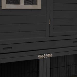 The Holiday Large chicken coop has a convenient sliding tray, making cleaning easy.