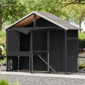 With its many doors and sliding tray, the Holiday Large chicken coop is especially user-friendly.