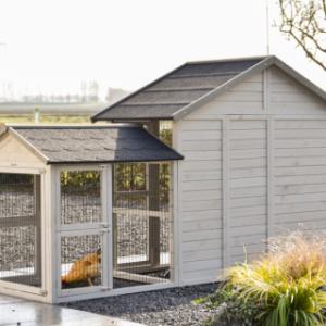 Chickencoop Holiday Medium with nest box and extra run | backside