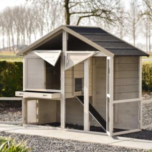 The rabbit hutch Holiday Medium is provided with many large doors