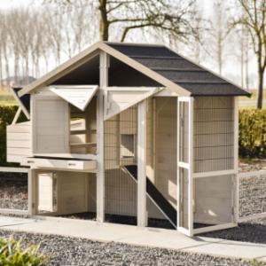 The rabbit hutch Holiday Medium has large doors