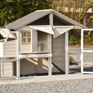 The rabbit hutch Holiday Medium has large doors