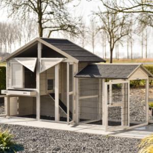 The rabbit hutch Holiday Medium has many doors