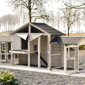 The rabbit hutch Holiday Medium has many, large doors